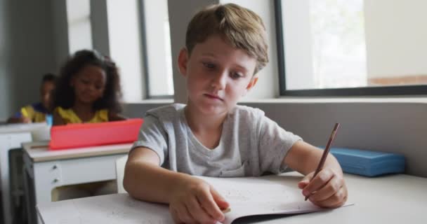 焦点を当てた白人の少年が教室でレッスンをしているビデオ 小学校教育と学習の概念 — ストック動画