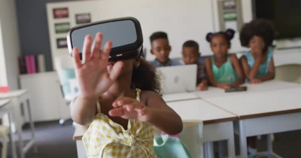 Video Bahagia African American Gadis Mengenakan Headset Kelas Konsep Pendidikan — Stok Video