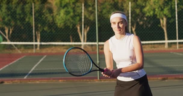 ラケットを持ってボールを打つ幸せな白人女性テニス選手のビデオ プロテニストレーニングスポーツ競技のコンセプト — ストック動画