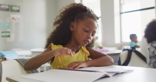 Sınıfta Ders Sırasında Masasında Oturan Odaklanmış Afrikalı Amerikalı Bir Kızın — Stok video