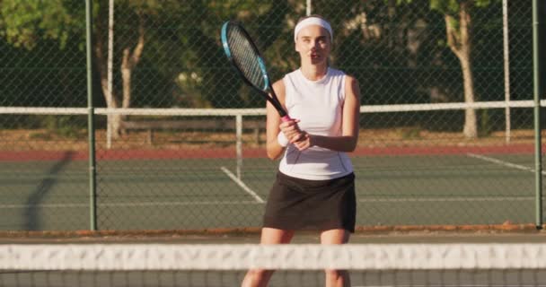 焦点を当てた白人女性テニスプレーヤーのビデオラケットを保持し ボールを打つ プロテニストレーニングスポーツ競技のコンセプト — ストック動画