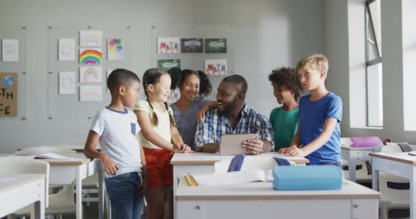 Video Glad Afrikansk Amerikansk Manlig Lärare Och Klass Olika Elever — Stockvideo