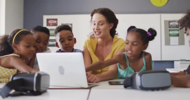 Video Una Profesora Caucásica Feliz Alumnos Afroamericanos Usando Auriculares Portátiles — Vídeo de stock