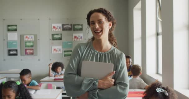 Vídeo Professor Feminino Caucasiano Feliz Que Mantém Computador Portátil Classe — Vídeo de Stock