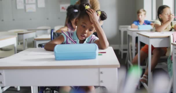Video Fokusert Afroamerikansk Jente Ved Skrivebordet Klasserommet Grunnskoleutdanning Læringskonsept – stockvideo
