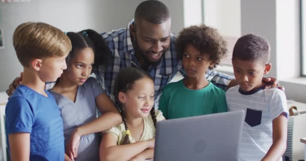 Vídeo Feliz Professor Americano Africano Turma Diversos Alunos Trabalhando Laptop — Vídeo de Stock