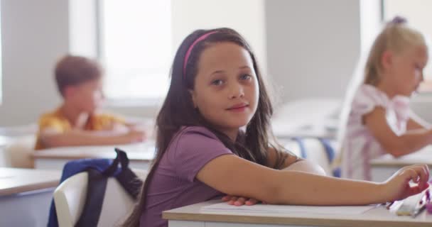 Vídeo Menina Caucasiana Feliz Sentado Mesa Sala Aula Ensino Primário — Vídeo de Stock