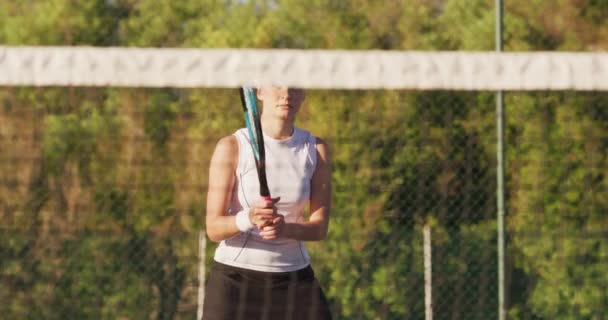 Vídeo Uma Tenista Caucasiana Focada Segurando Raquete Batendo Bola Treinamento — Vídeo de Stock