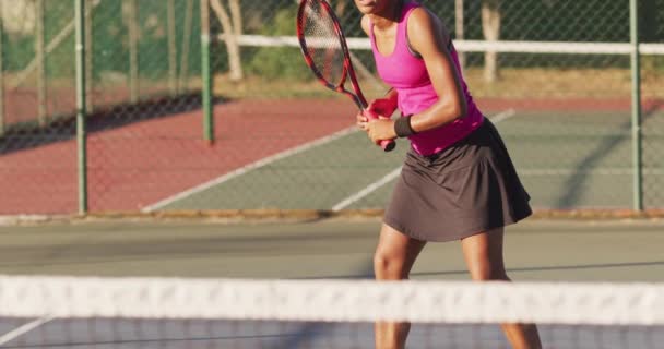 アフリカ系アメリカ人女子テニス選手がラケットを持ってボールを打つ映像 プロテニストレーニングスポーツ競技のコンセプト — ストック動画