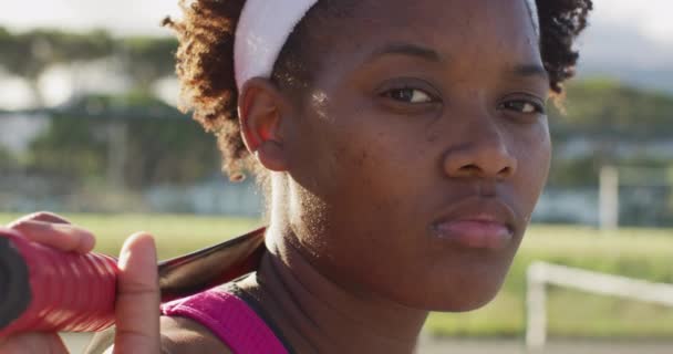 アフリカ系アメリカ人の女子テニス選手がラケットを持ってカメラを見ている様子 プロテニストレーニングスポーツ競技のコンセプト — ストック動画
