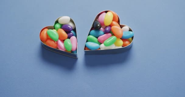 Video Aus Der Vogelperspektive Von Mehrfarbigen Bonbons Zwei Herzformen Auf — Stockvideo