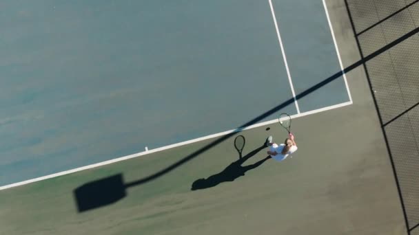 裁判所での白人女性テニス選手のトップビューのビデオ プロスポーツ — ストック動画