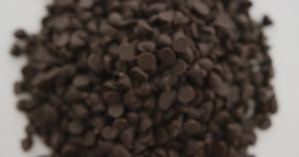 Vídeo Close Vários Chips Chocolate Sobre Fundo Branco Conceito Alimentos — Vídeo de Stock