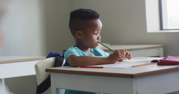 在课堂上 非洲裔美国男孩坐在办公桌前的视频 小学教育和学习概念 — 图库视频影像