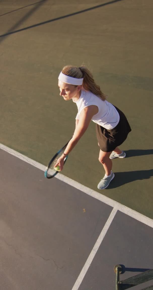 ラケットを保持し ボールを打つ白人女性テニス選手のトップビューのビデオ プロテニストレーニングスポーツ競技のコンセプト — ストック動画