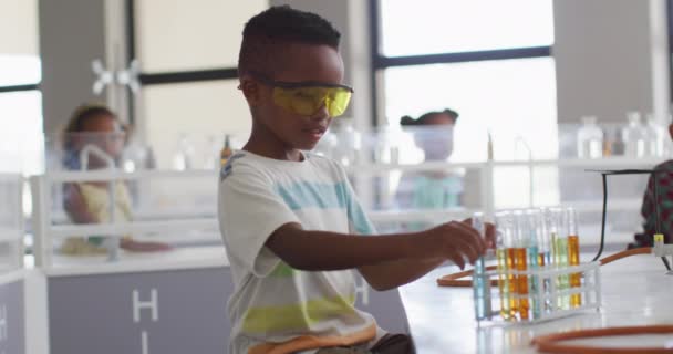 Nagranie Szczęśliwego Afrykańskiego Chłopca Okularach Podczas Lekcji Chemii Koncepcja Kształcenia — Wideo stockowe