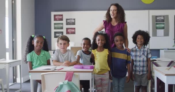 Wideo Szczęśliwej Białej Nauczycielki Klasy Różnorodnych Uczniów Pozujących Przed Kamerą — Wideo stockowe