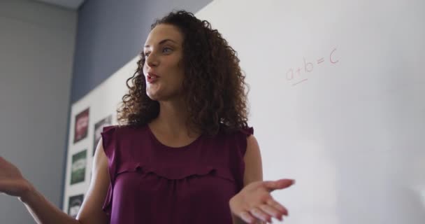 Vídeo Uma Professora Caucasiana Feliz Sala Aula Explicando Lição Ensino — Vídeo de Stock