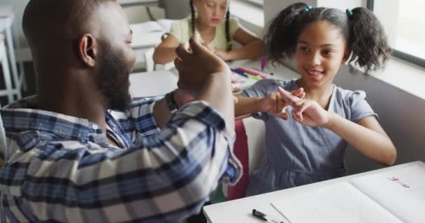 Video Lycklig Afrikansk Amerikansk Lärare Lära Sig Afrikansk Amerikansk Flicka — Stockvideo