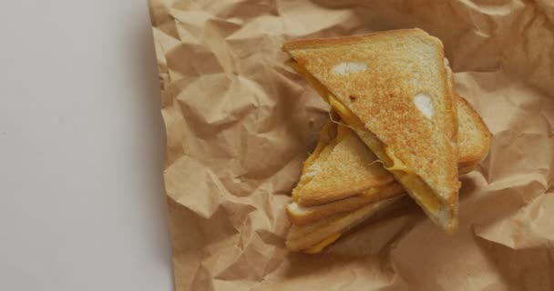 Video Primer Plano Sándwiches Queso Tostado Sobre Papel Marrón Sobre — Vídeos de Stock