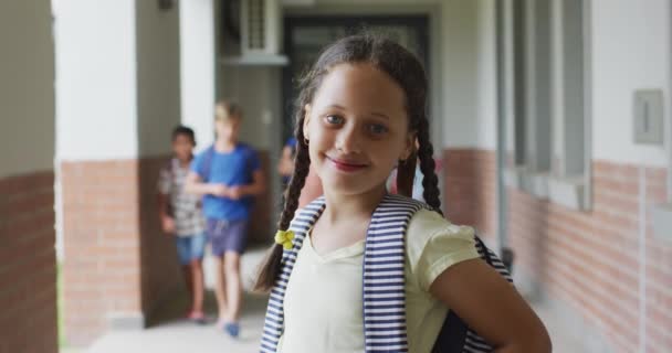 一个快乐的高加索女孩站在学校走廊的视频 小学教育和学习概念 — 图库视频影像