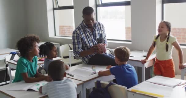 Video Lycklig Afrikansk Amerikansk Manlig Lärare Och Klass Olika Elever — Stockvideo