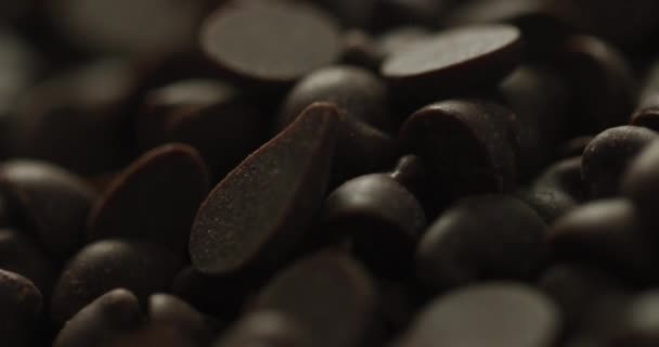 Video Der Nahaufnahme Von Mehreren Schokoladenchips Hintergrund Fusionskost Schokolade Und — Stockvideo
