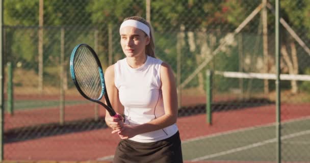 Beyaz Tenli Kadın Tenisçinin Raket Tutup Topa Vurduğu Video Profesyonel — Stok video