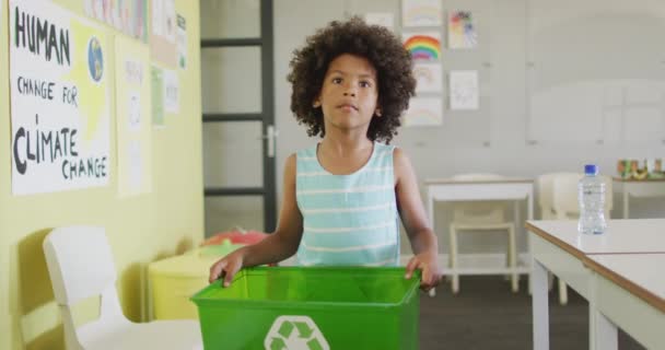 Videoclipul Unui Băiat African American Fericit Care Deține Cutie Simbolul — Videoclip de stoc