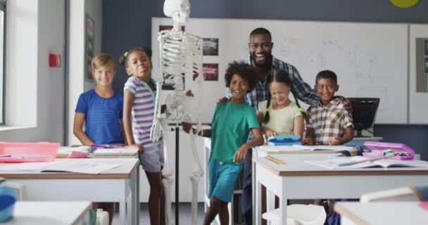 Vídeo Feliz Professor Afro Americano Com Turma Diversos Alunos Durante — Vídeo de Stock