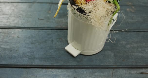 Video Van Witte Compostbak Met Organisch Afval Kopieer Ruimte Grijze — Stockvideo