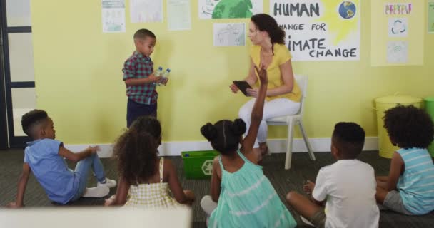 Video Feliz Maestra Caucásica Clase Alumnos Diversos Que Estudian Ecología — Vídeo de stock