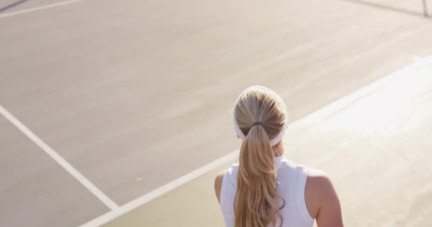 加泰罗尼亚女子网球运动员手持球拍和击球球的背影 职业网球训练 体育和竞赛概念 — 图库视频影像