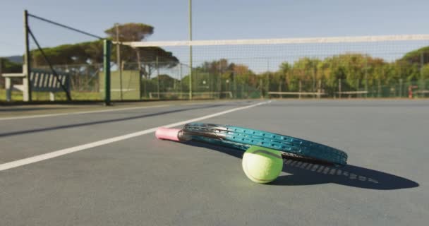 Videó Tenisz Labda Ütő Feküdt Teniszpályán Profi Tenisz Képzés Sport — Stock videók