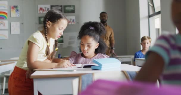 Video Diversas Chicas Escritorio Haciendo Lecciones Juntas Aula Concepto Educación — Vídeos de Stock