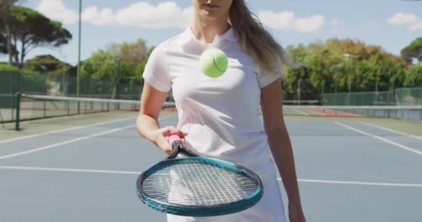 Video Vom Mittelteil Einer Kaukasischen Tennisspielerin Mit Schläger Und Springendem — Stockvideo