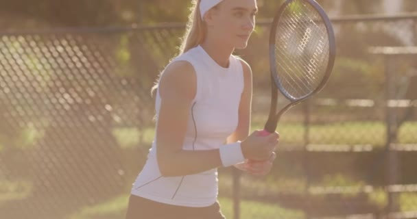 Video Zaměřeného Běloška Tenistky Držící Raketu Odpalující Míček Profesionální Tenisový — Stock video