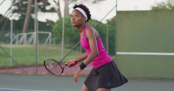 Видео Фокусированной Африканской Теннисистки Держащей Ракетку Ударяющей Мячом Профессиональная Теннисная — стоковое видео