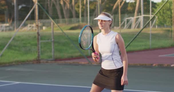 Video Fokus Kaukasia Perempuan Pemain Tenis Memegang Raket Dan Memukul — Stok Video
