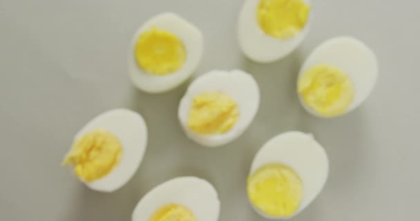 Video Vista Aérea Mitades Huevos Duros Sobre Fondo Gris Alimentos — Vídeos de Stock