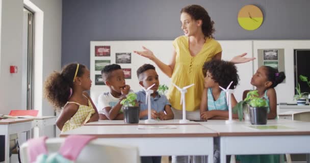 Vidéo Une Heureuse Enseignante Caucasienne Élèves Afro Américains Étudiant Écologie — Video