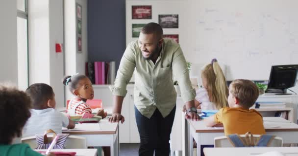 非洲裔美国男教师在课堂上与各种各样的学生在一起时的快乐视频 小学教育和教学专业 — 图库视频影像