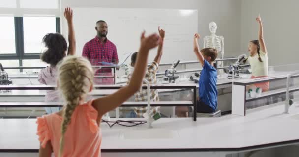 Video Insegnante Afroamericano Maschio Durante Lezione Anatomia Diversi Alunni Alzare — Video Stock