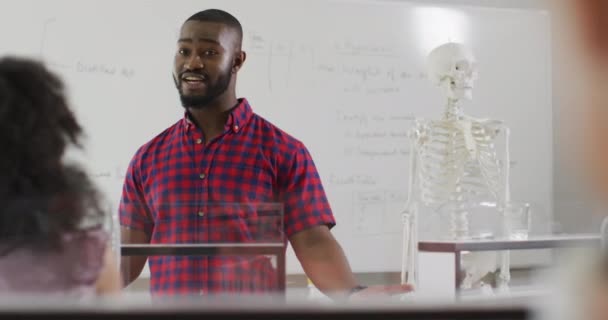 Video Glad Afrikansk Amerikansk Lärare Med Klass Olika Elever Anatomi — Stockvideo