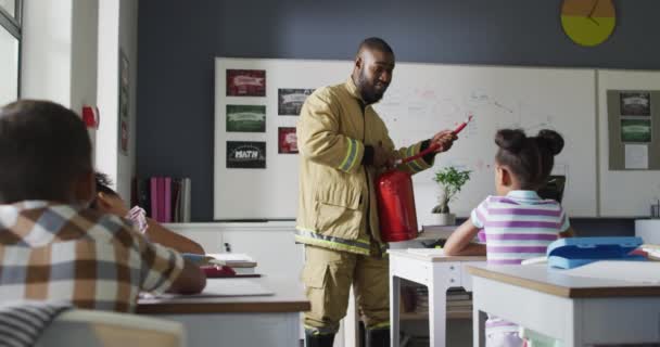 Video Felice Insegnante Afroamericano Con Classe Alunni Diversi Durante Lezione — Video Stock