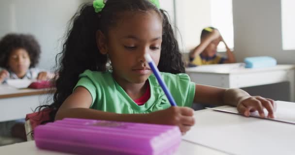 集中注意力的非洲裔美国女孩在课堂上上课的视频 小学教育和学习概念 — 图库视频影像