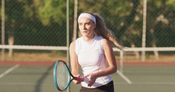 焦点を当てた白人女性テニスプレーヤーのビデオラケットを保持し ボールを打つ プロテニストレーニングスポーツ競技のコンセプト — ストック動画
