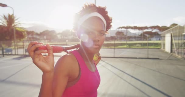 非洲裔美国女网球选手拿着球拍看着镜头的视频 职业网球训练 体育和竞赛概念 — 图库视频影像