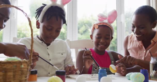 Afro Amerikaanse Familie Schilderen Paaseieren Samen Thuis Pasen Vakantie Geest — Stockvideo