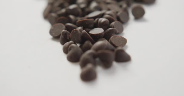 Vídeo Close Vários Chips Chocolate Sobre Fundo Branco Conceito Alimentos — Vídeo de Stock